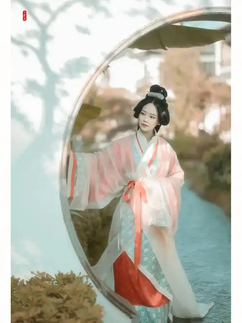 曲裾汉服小姐姐超赞哦