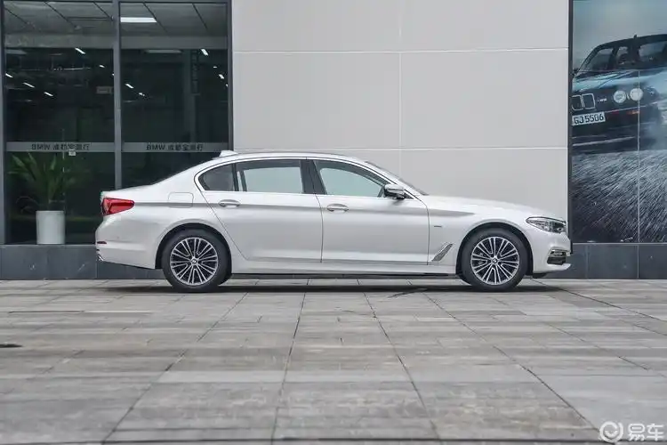 【宝马5系2018款改款 530li 尊享版 豪华套装正侧车头向右水平汽车