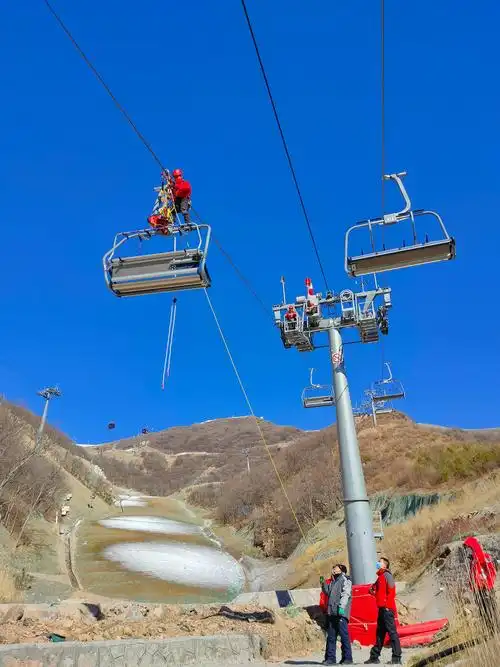据悉,国家高山滑雪中心共有9条架空索道,2条拖牵索道,全长10.