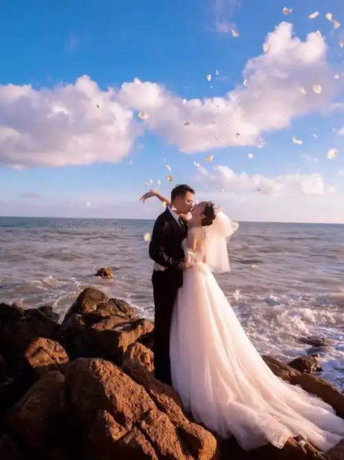 无法抗拒的黄昏海边礁石婚纱照