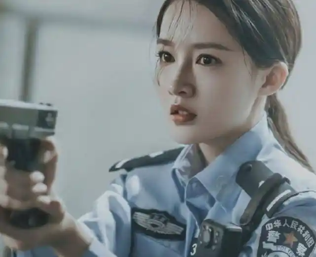 有一种"整容"叫李沁穿警服,绝对是最美的警花,网友:当警察去吧_演技