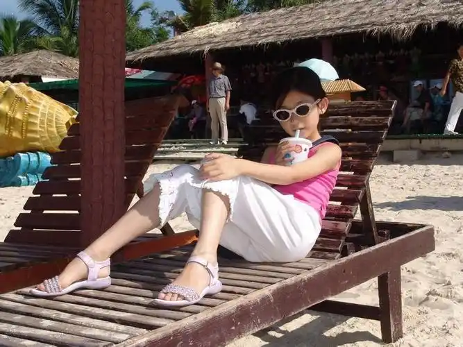 小女孩光脚,小女孩光脚受伤-图片大观-奇异网