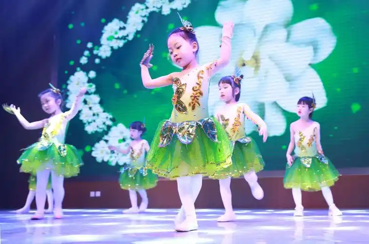 世博幼儿园"七彩童年,欢庆六一"文艺汇演