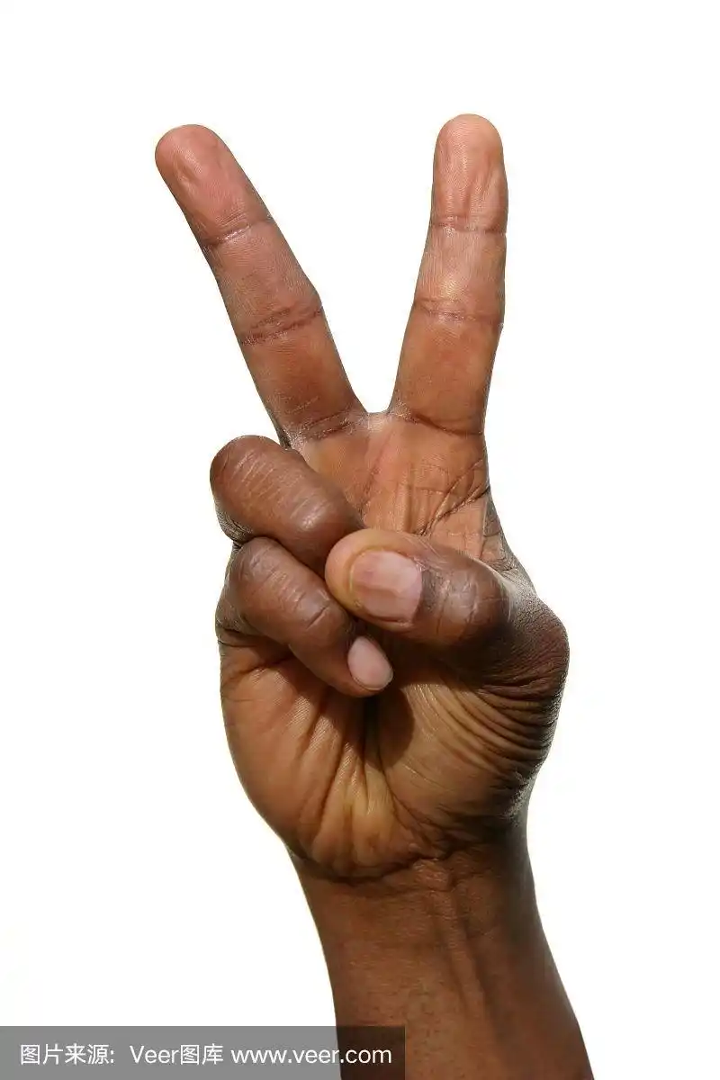 男人的手握拳,食指和中指向上