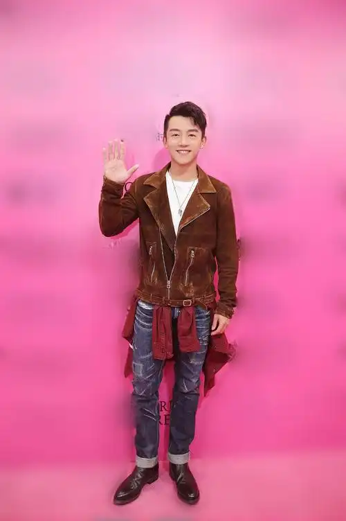 郑恺棕色夹克帅气出席维密秀活动图片