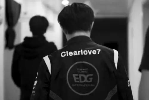 第二位:clearlove7-明凯这张背影照片是在英雄联盟s8世界总决赛上拍摄