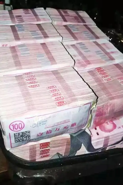 嫌200万分手费太少?女生在酒吧扔下整箱现金走了