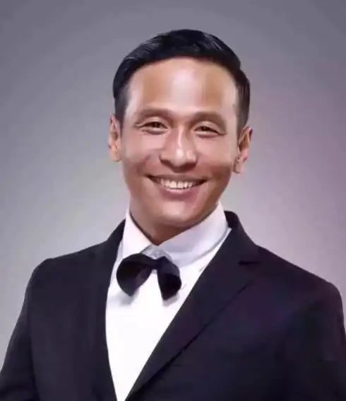 都说宋小宝年轻时像王一博看到他18岁的照片简直叫人不敢相信