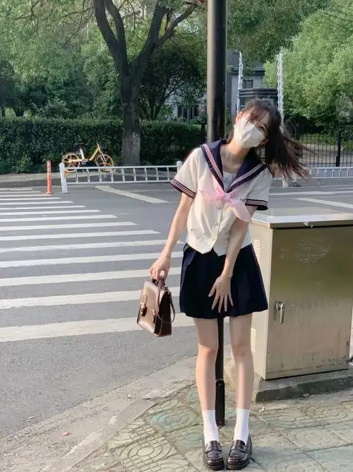 jk日常风吹起裙摆