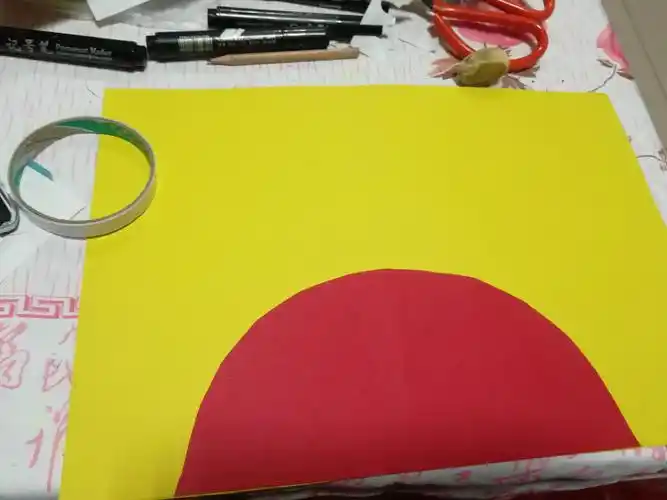 对齐底下贴红色卡纸