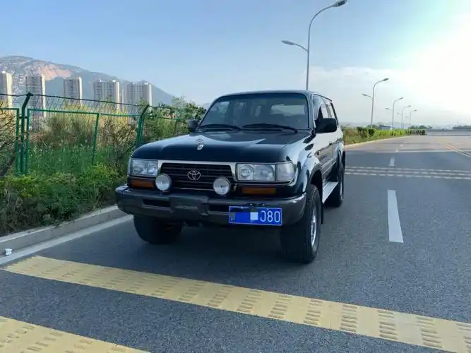一台素静到极点的丰田陆巡lc80