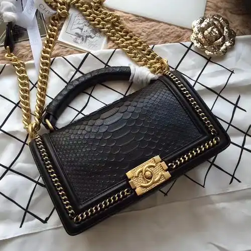 原来明星都是这样搭配leboy香奈儿包包的