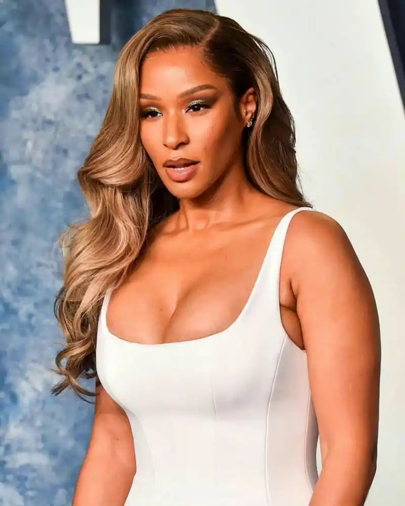 詹嫂好美[鲜花]  詹姆斯妻子萨瓦娜也去参加奥斯卡派对了,还碰见了