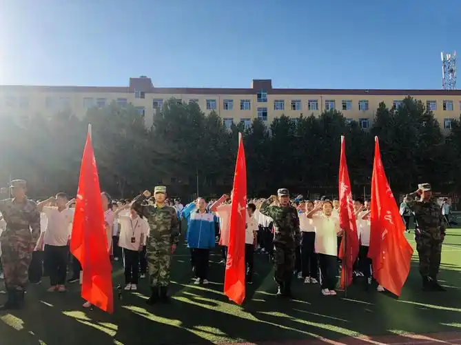 举起右手,庄严宣誓:稚嫩的面容透着英气,举起的拳头含着坚毅,彰显出的