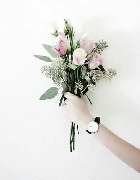 手握鲜花图片大全 手拿一束花的唯美图片