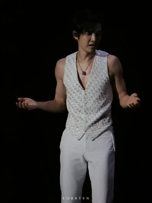 钟汉良超话#钟汉良1130生日快乐#这手臂线条真的太卷了,肌肉线条流畅