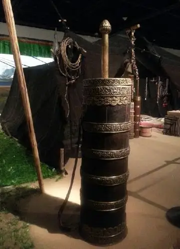 门口有一个巨大的酥油桶,藏民每天都离不开酥油茶.