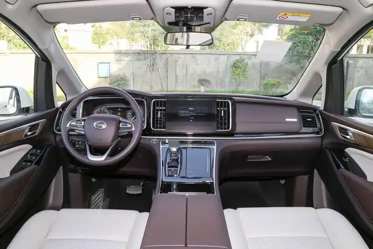 传祺gm8的内饰布局简约大方,设计也符合年轻人的审美,中控按键的位置