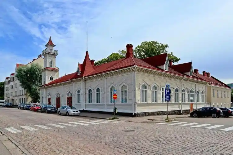 美丽的建筑在芬兰科特卡的美丽的蓝天下