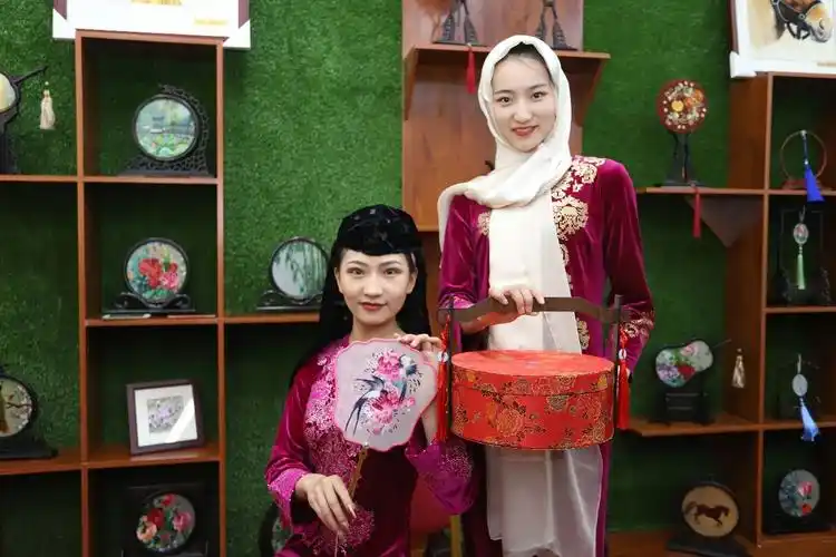 撒拉族刺绣走出国门走向世界