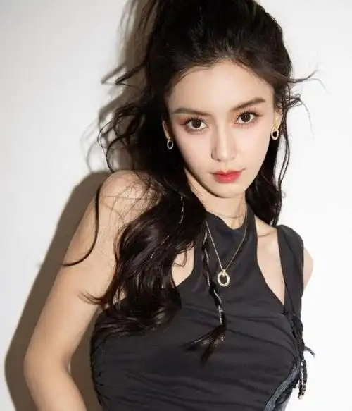 杨颖一头长卷发造型拍摄一组黑衣大片,尽显酷飒气质