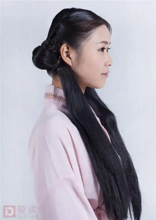 将左右头发分别分为前发区和后发区,然后将后发区左右两侧头发扎成两