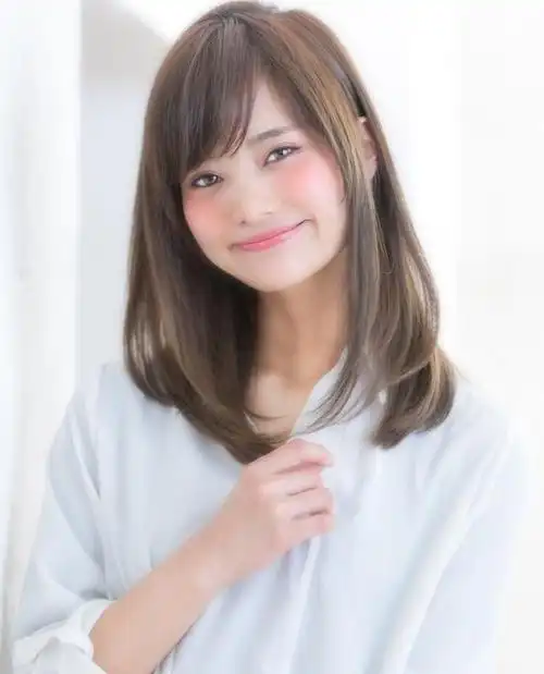 13款适合圆脸女生的中长发发型,大圆脸做这几款发型最显脸瘦!