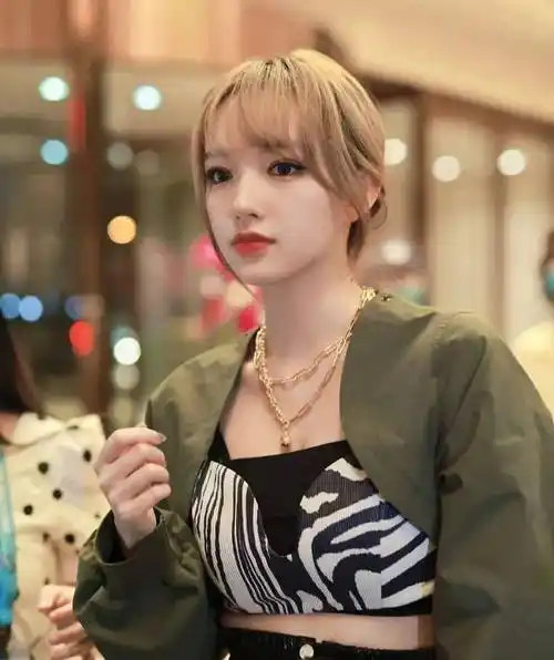 程萧雾霾色锁骨发