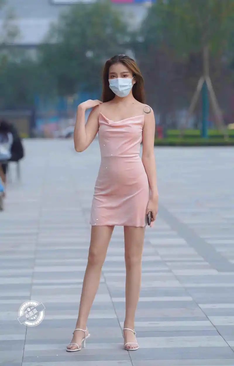 瘦中有"肉"的包臀裙美女,少不了休闲裤装的修饰,更显气质