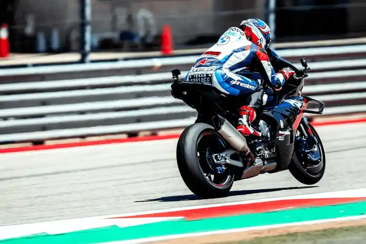 特写:宝马摩托的 motogp 安全车 m 1000 rr_搜狐汽车_搜狐网