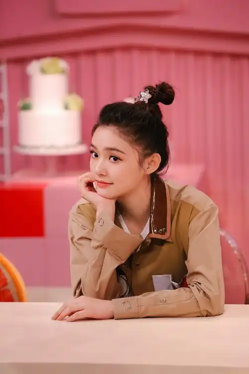 林允《亲爱的结婚吧》丸子头图片