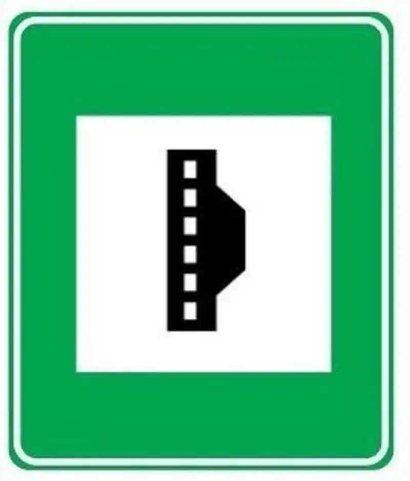 a.高速公路紧急停车带 b.高速公路避让处所 c.高速公路客车站 d.