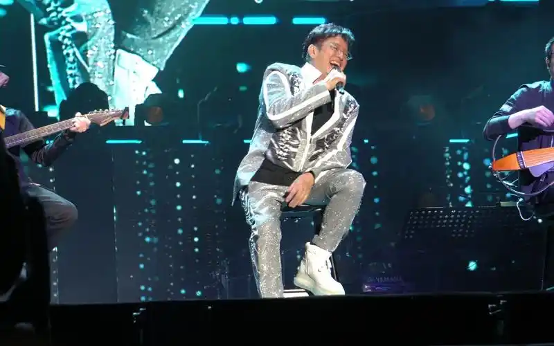 谭咏麟经典传奇演唱会上海站 纤夫的爱 突如其来的拉歌开嗓环节