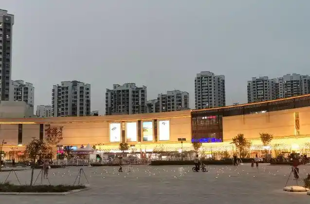 新华城市广场老三街夜市位于新华城市广场.