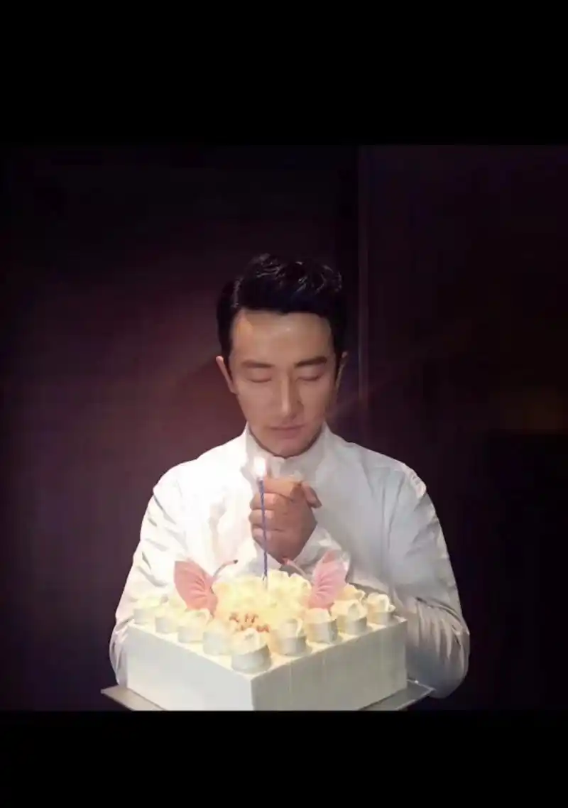 甘肃旅游形象大使黄轩今天过生日了,一起祝福吧!