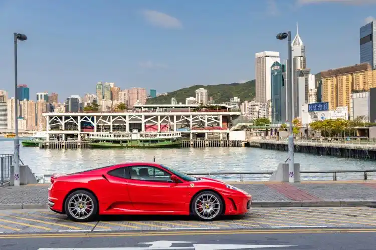 比渡海小轮还要慢的老车法拉利f430
