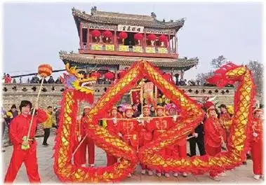 在全国舞龙大会上,来自全国各地的舞龙队伍齐聚一堂,共同展示中国传统