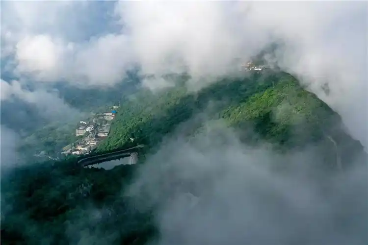 四川华蓥山云蒸雾绕 宛如仙境(图) -- 四川新闻-四川新闻网