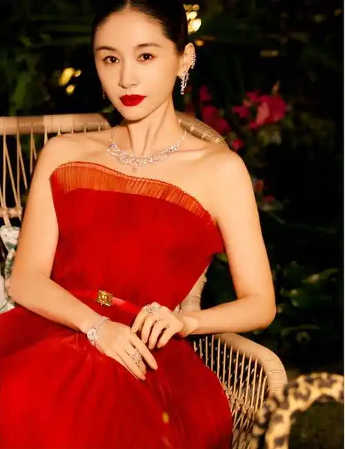 是最好的选择了,那么最近上演了一组写真照片,王子文工作室晒出一组造