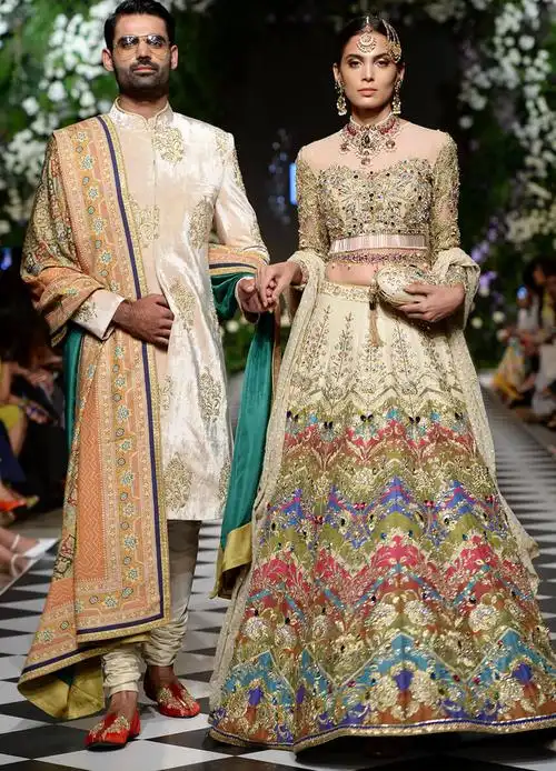 看完这些图片,我真的非常感慨,为什么巴基斯坦的婚礼服装能保持着这么