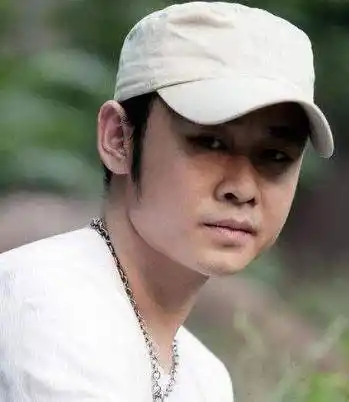 刀郎年轻的时候就经历诸多波折,尤其是第一段婚姻,对他打击颇深.