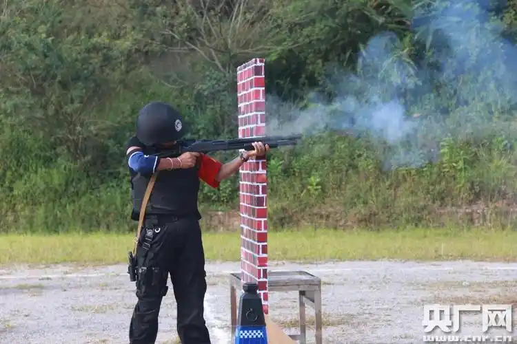 比武队员进行长短枪互换应用射击(央广网记者 李腾飞 摄)