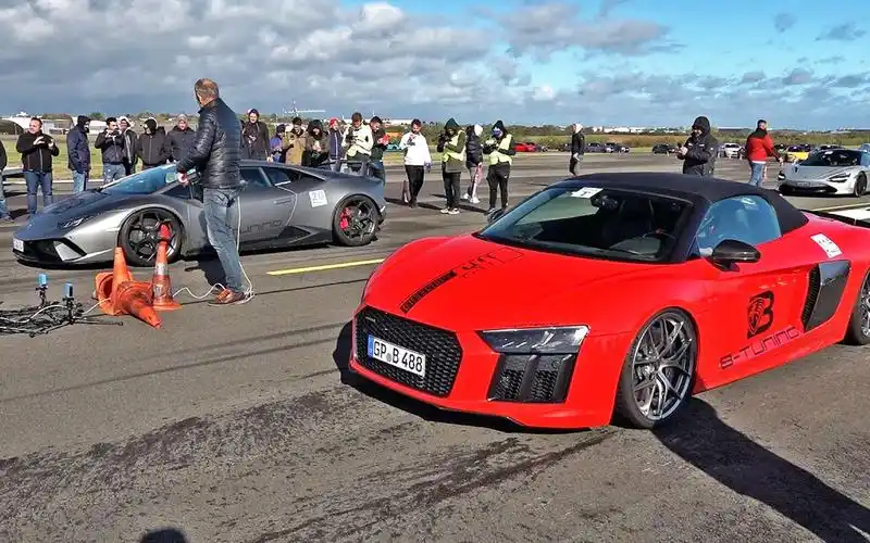 兰博基尼小牛单挑奥迪r8起步3秒后彻底尴尬了