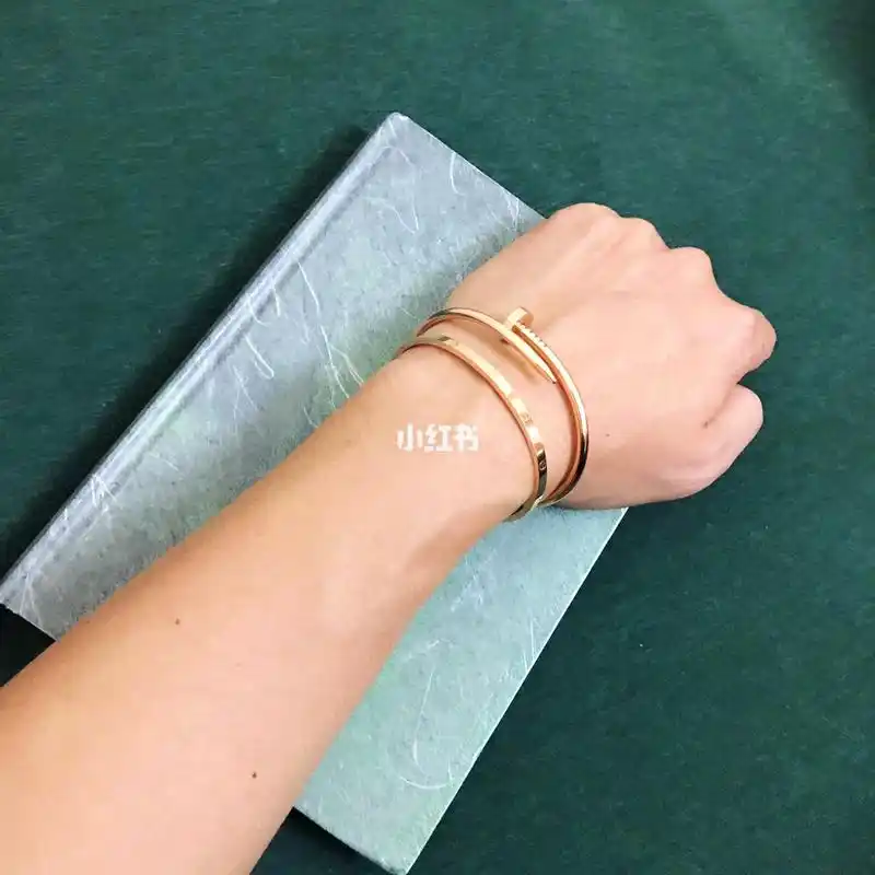 男生拔草两只卡地亚手镯一张图向各位展示男生叠戴效果