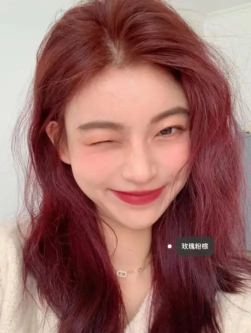 粉色里带棕色的发色也是今年比较流行的染发颜色仙女们还不赶紧来试试