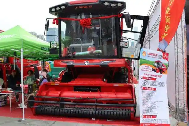 自走式花生捡拾收获机满足国四排放标准,采用"切流 纵轴流双滚筒"摘果