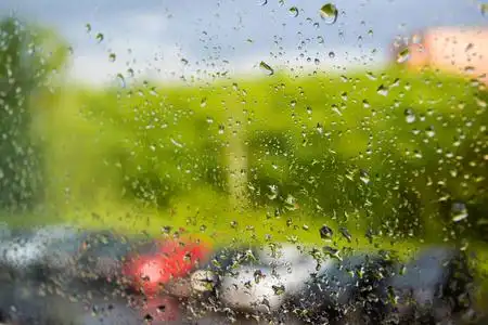 窗外一排模糊的汽车.晴天的夏雨.照片