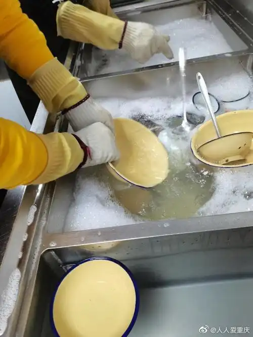 清华学生在重庆当洗碗工