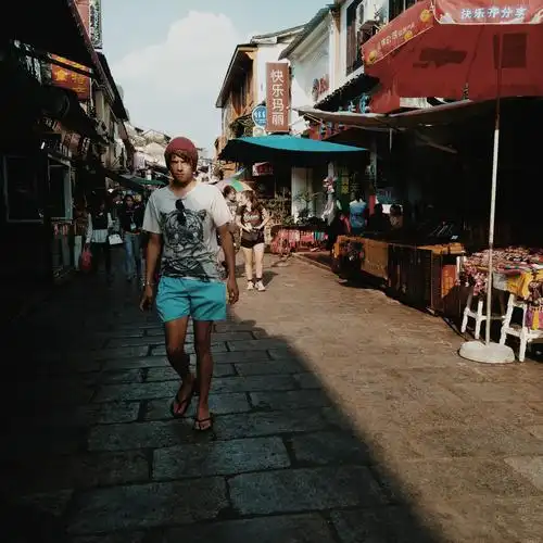 老外在阳朔西街