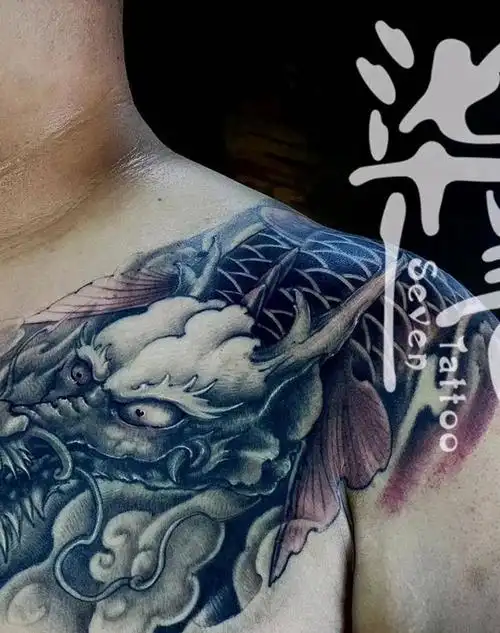 鳌鱼纹身图片_肩部胸部新传统水墨鳌鱼龙鱼纹身图案